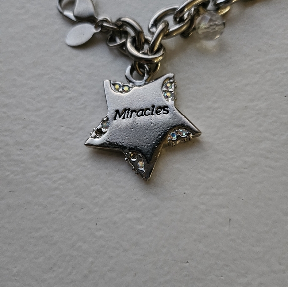 EXPECT MIRACLES Star Charm Bracelet - Picture 2 of 8